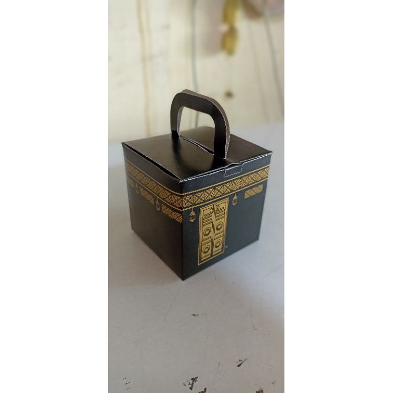 

Dus oleh-oleh Haji bentuk Ka'bah