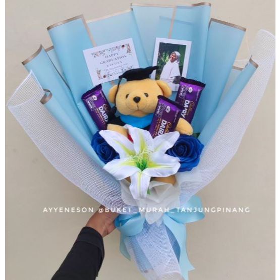Buket Coklat Bunga dan Boneka Beruang Wisuda Coklat Kertas Warna Biru