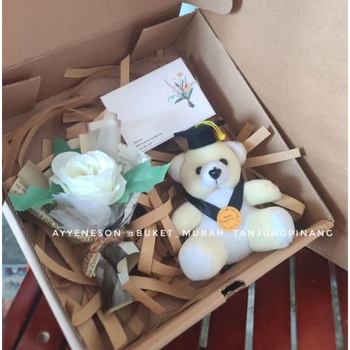 Dellight Hampers Kotak Boneka Wisuda Putih dan Bunga Putih