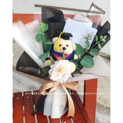 Buket Boneka Wisuda Putih dan Mawar Putih Kertas Warna Hitam Putih
