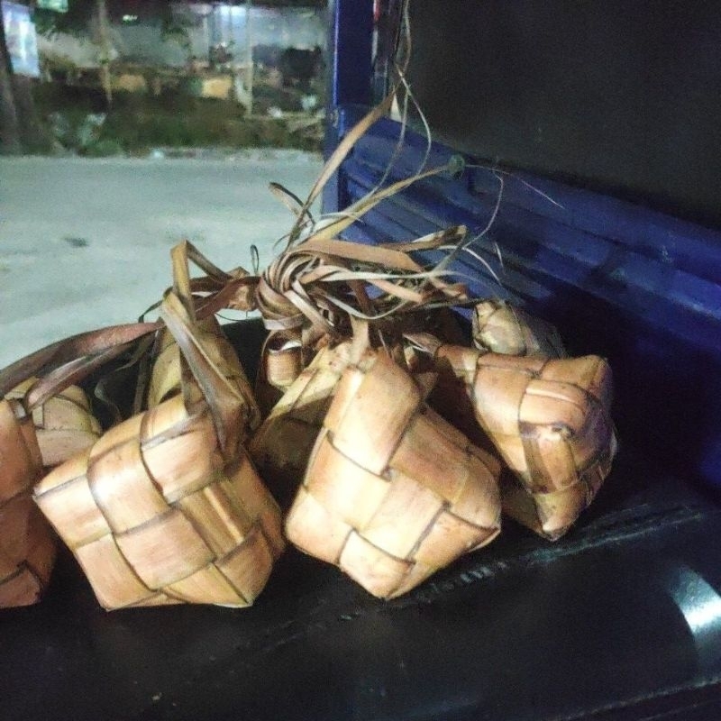 

Ketupat Mateng sedang 1 IKET isi 10