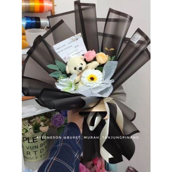 Buket Boneka Berunag Putih dan Bunga Bertema Putih Kertas Warna Hitam