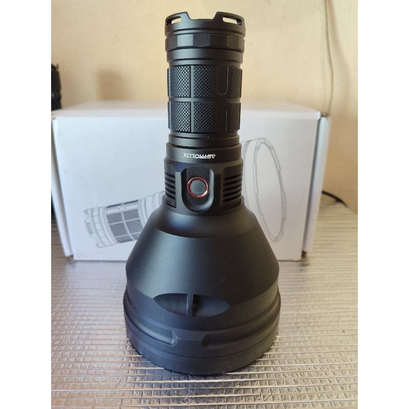 ASTROLUX MF04 SENTER MONSTER THROWER JANGKAUAN 2.416 METER XHP35-HI 2700 LUMENS