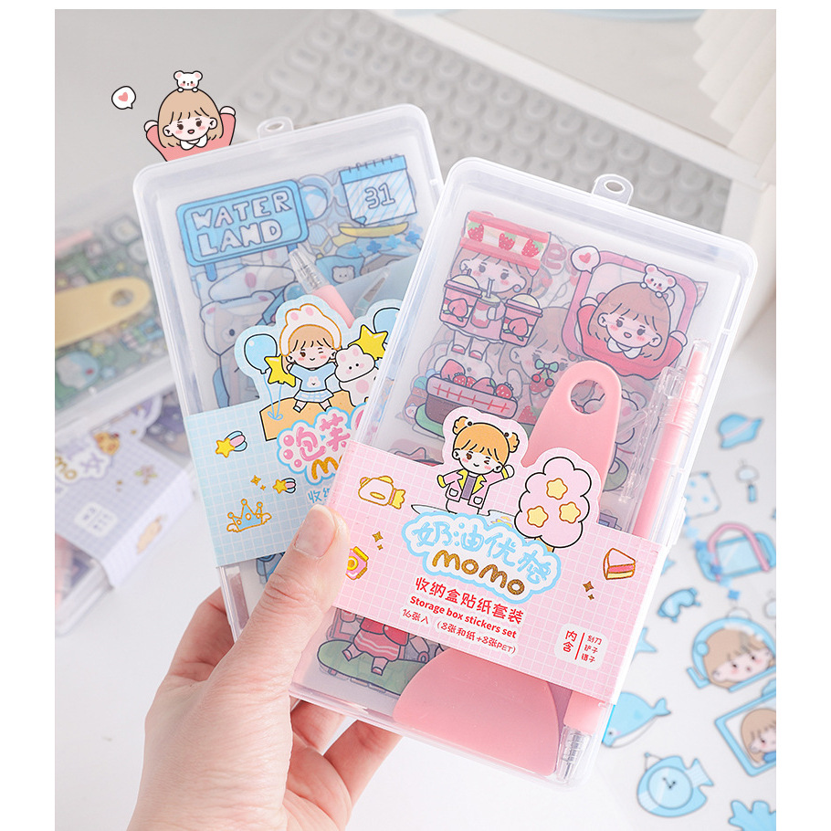 

Kotak Set Stiker Seri Adegan Kehidupan Momo Kartun Lucu Kreatif-Set Stiker Alat Scrapbook Pena Pisau Utilitas Sekop Pinset Dengan Kotak Transparan Siswa Kreatif.