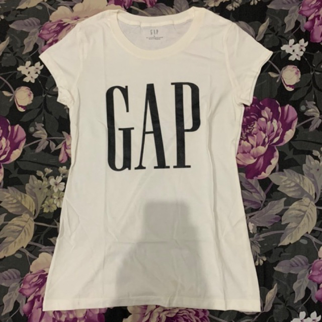 kaos gap wanita