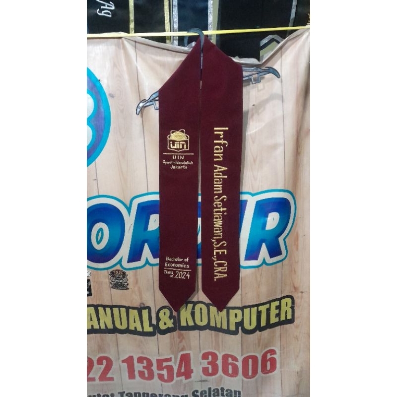 Selempang Kalung Maroon tanpa lis . UIN Syarif Hidayatullah Jakarta