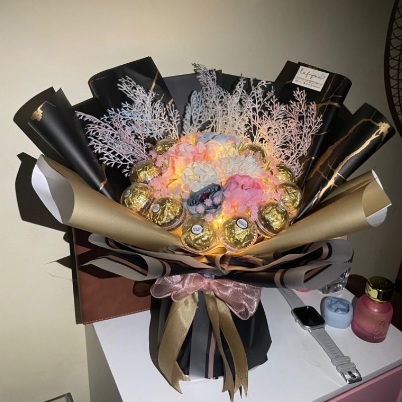 BUKET WISUDA BUNGA COKLAT FERRERO