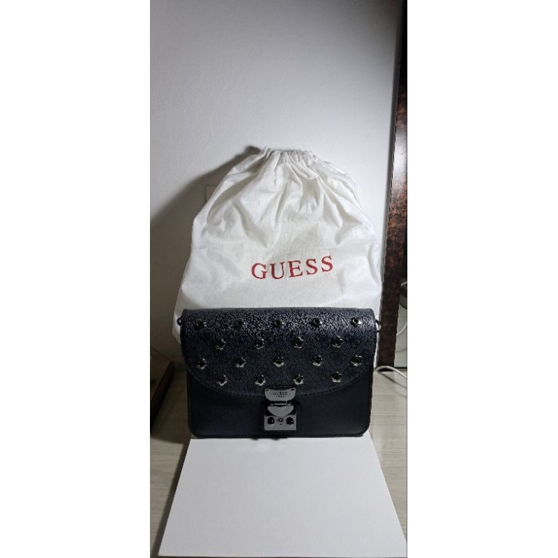 Preloved Tas Selempang Wanita Sling Bag GUESS Original Hitam