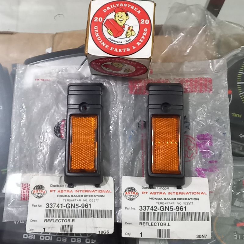 MINI REFLEKTOR MATA KUCING SAYAP SLEBOR SPAKBOR DEPAN ASTREA PRIMA ORIGINAL ORI KGD 33741-GN5-961