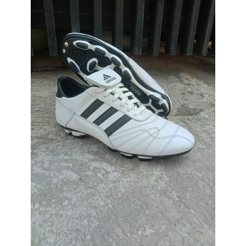 sepatu bola kulit sapi