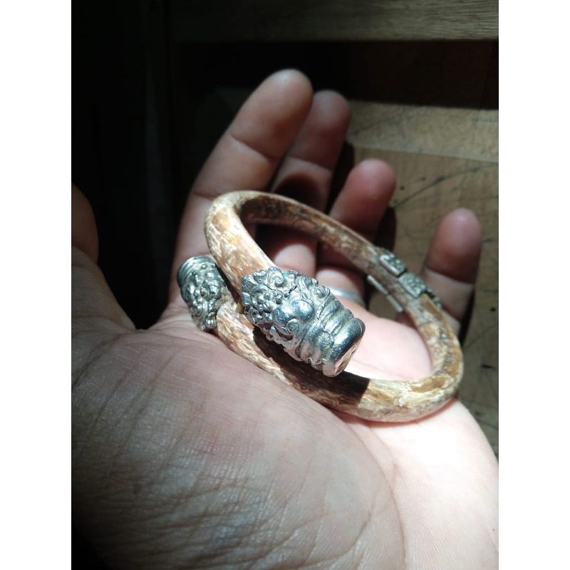 gelang tali arus