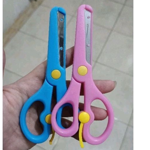 

Gunting kertas anak
