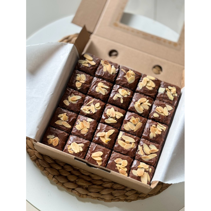 

Fudgy brownies shiny crust / brownies sekat panggang 20x20cm by Seasbaker