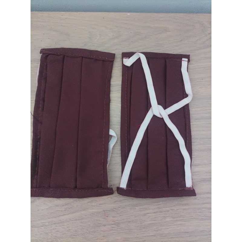 masker kain warna coklat tua