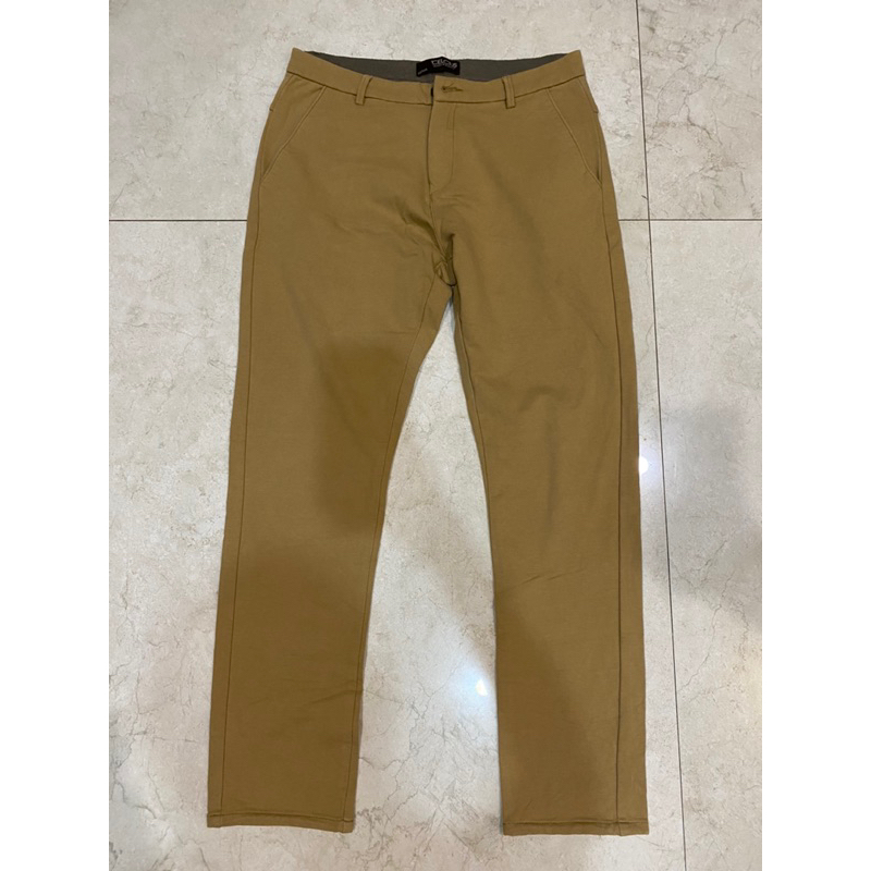 PRELOVED CELCIUS CELANA PRIA