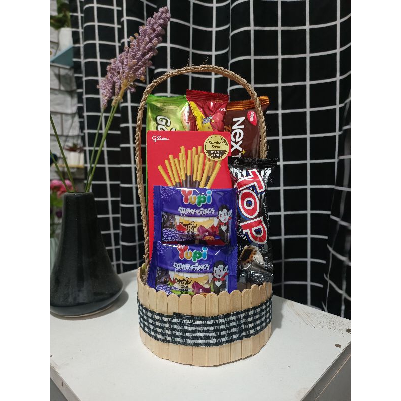 

HAMPERS SNACK UNIK KERANJANG STIK ES KRIM - Hampers Snack - Gift Box Snack - Kado Hadiah - Hadiah Wisuda/Ulang Tahun