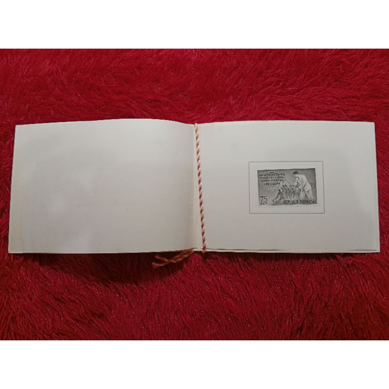 

Karnet Prangko Peringatan Ajunan Cangkul Pertama Tahun 1961 UN USED