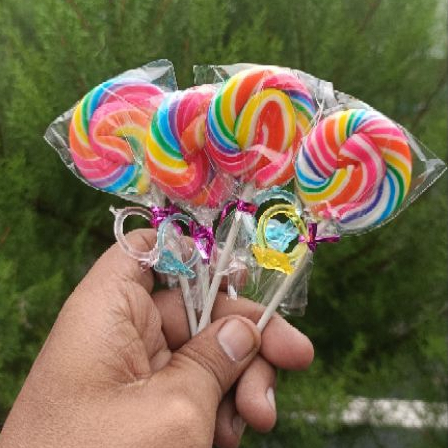 

PERMEN LOLIPOP BULAT CINCIN ISI 20 PCS GROSIR GALAXY LOLIPOP