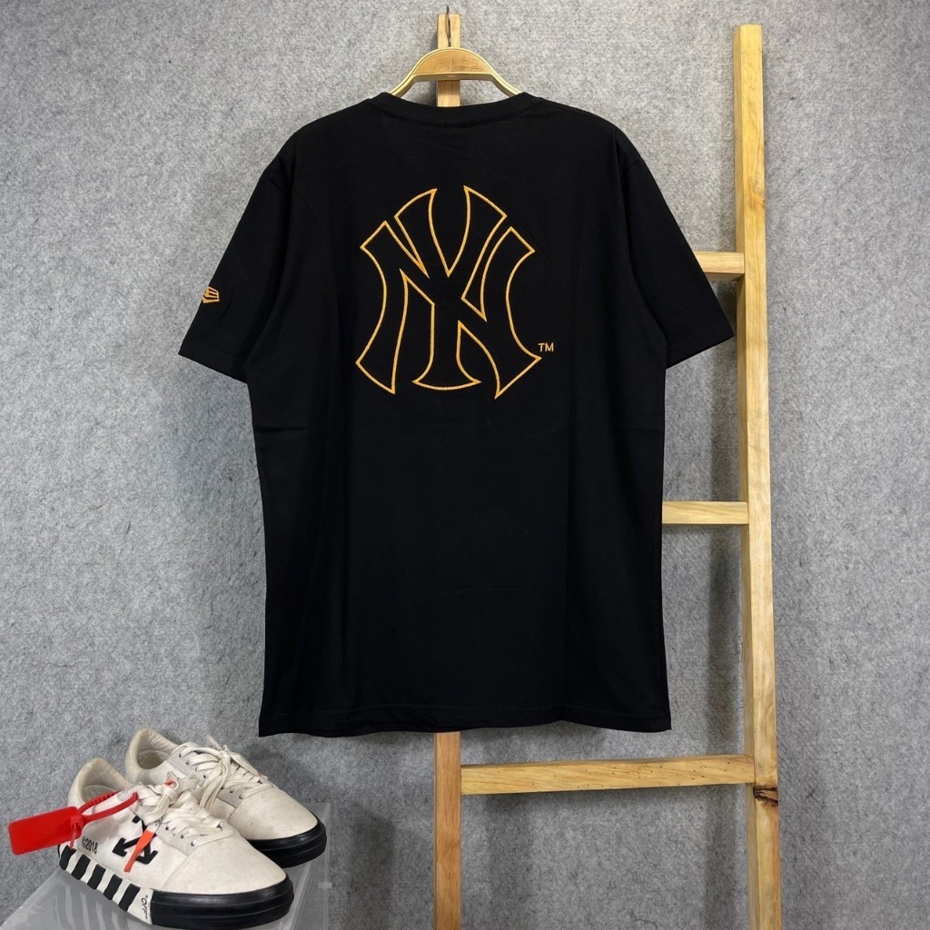 KAOS TSHIRT NEW ERA NY NEW YORK LOGO OUTLINE GOLD ON BLACK