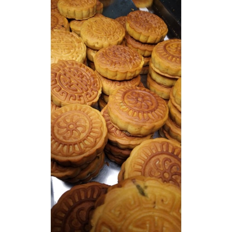 

KUE BULAN/MOONCAKE ISI KAC.IJO 10 PCS HALAL