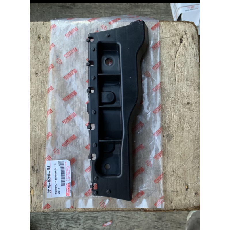 bracket bumper depan luxio original