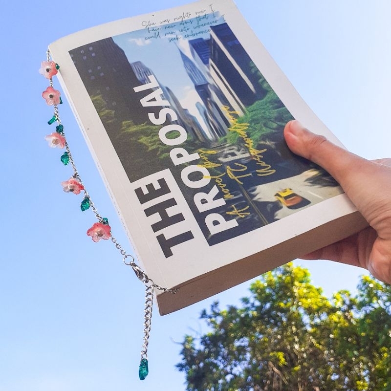 

Bookmark "Untai Bunga" | Pembatas Buku Rantai Kait Manik