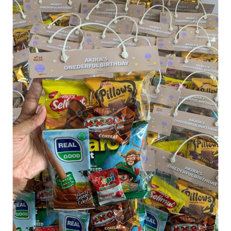 

Bingkisan Snack Ultah Anak | Tasyakuran | Tedaksinten | Hampers hari raya natal.