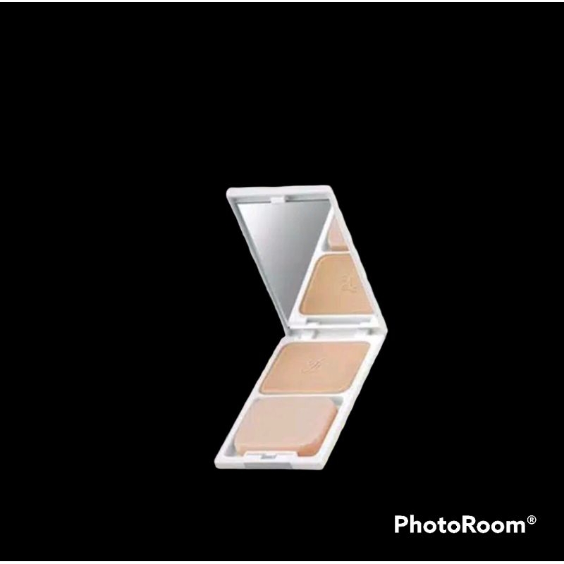 Latulipe two way cake/whitening two way cake