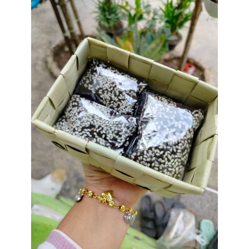 

JENANG KETAN HITAM TUMBU DARI DAUN LONTAR 1 box ISI 12 BERAT 500gram