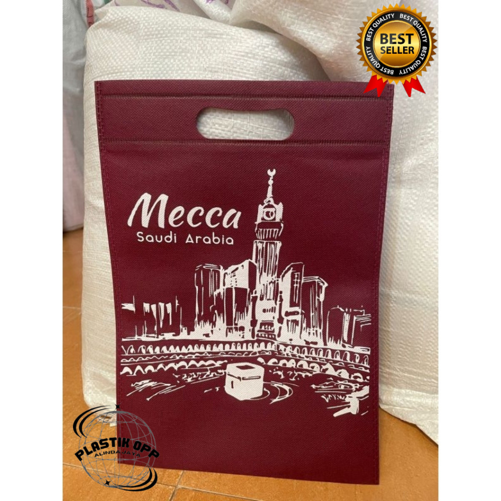 

Lusinan Tas Bingkisan Souvenir Haji Umroh Oval uk 20x25 cm Press Plong Murah Simple Unik Siap Kirim FOP / Goodie bag souvenir umrah haji bahan spunbond termurah / Paper bag umrah haji motif kakbah terbaru