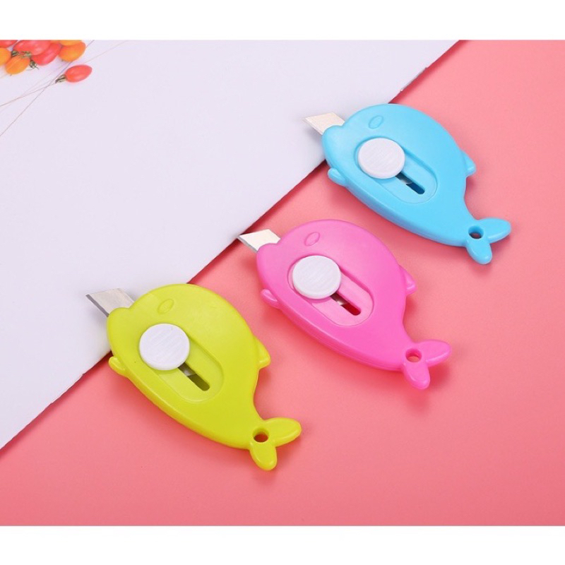 

PISAU CUTTER MINI KARAKTER DOLPHIN dan AWAN / PISAU KATER PACKING UNBOXING PAKET KECIL / PISAU PEMOTONG KERTAS MINI KANTOR ATK SEKOLAH TRAVEL PORTABLE KNIFE