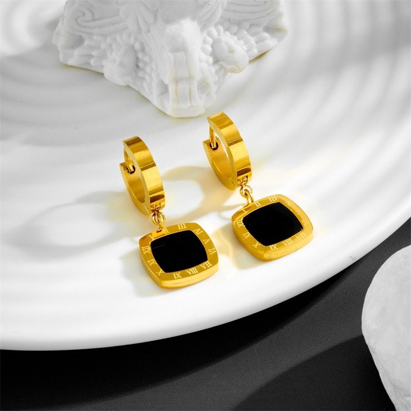 GIRLLUCK Anting TITANIUM Wanita A03 Model Jepit Square Hitam Elegan Best Seller Lapis Emas 18KGP