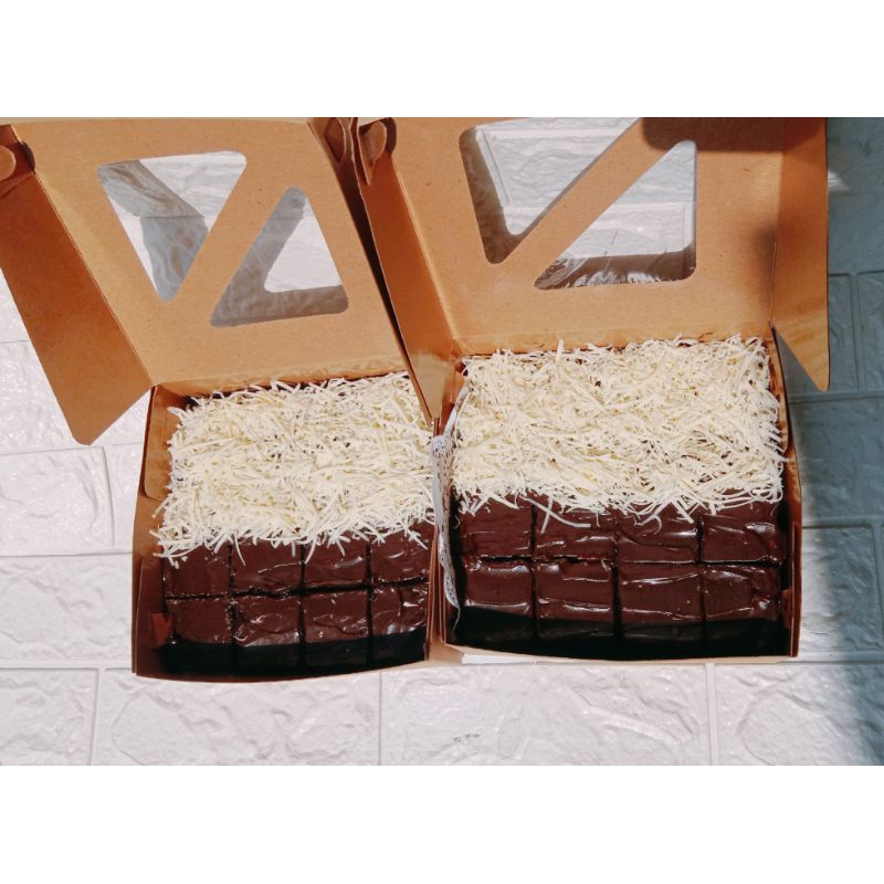 

BROWNIES COKLAT KUKUS TOPPING COKLAT KEJU UKURAN BOX 18CM