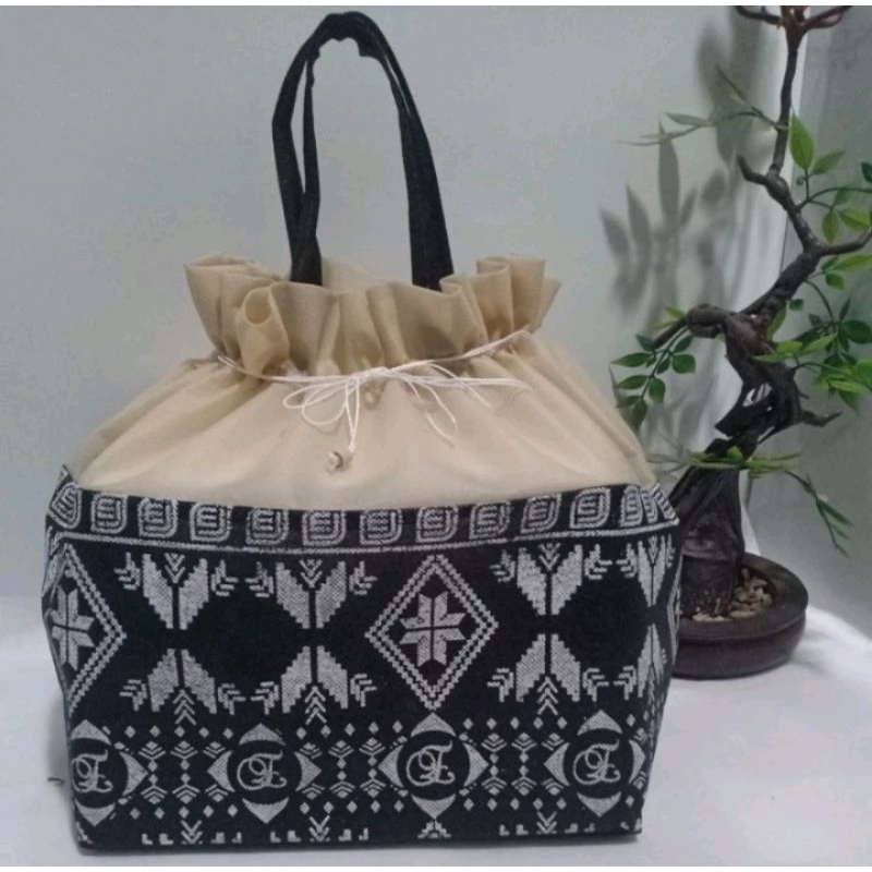 

Goodie Bag Tas Spunbond Hajatan Bingkisan Model Serutan Batik