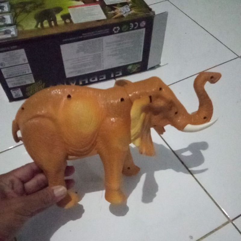 mainan gajah karakter hewan