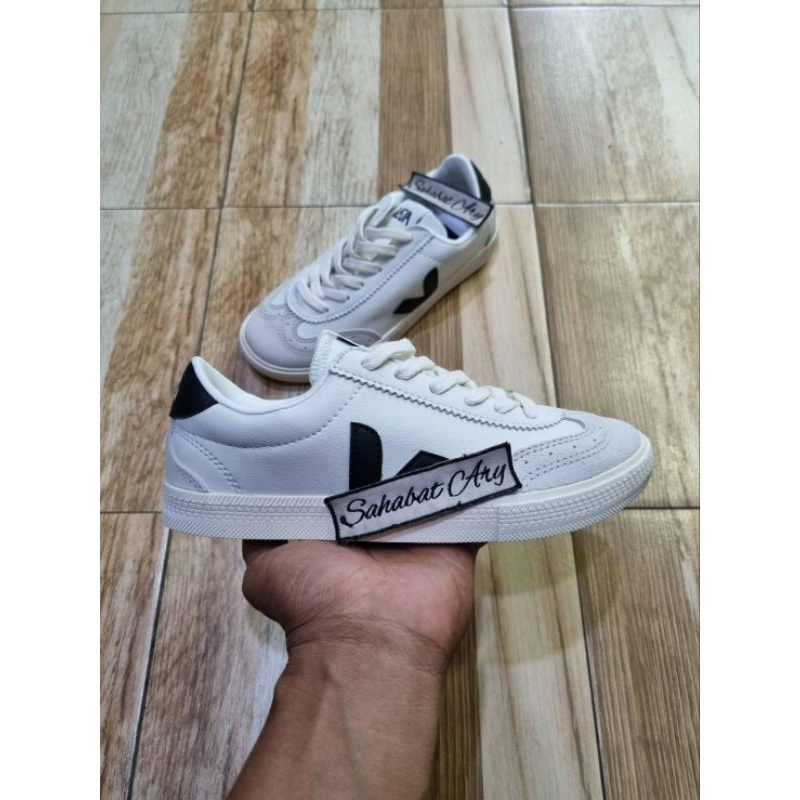 Sepatu Veja Volley White Black