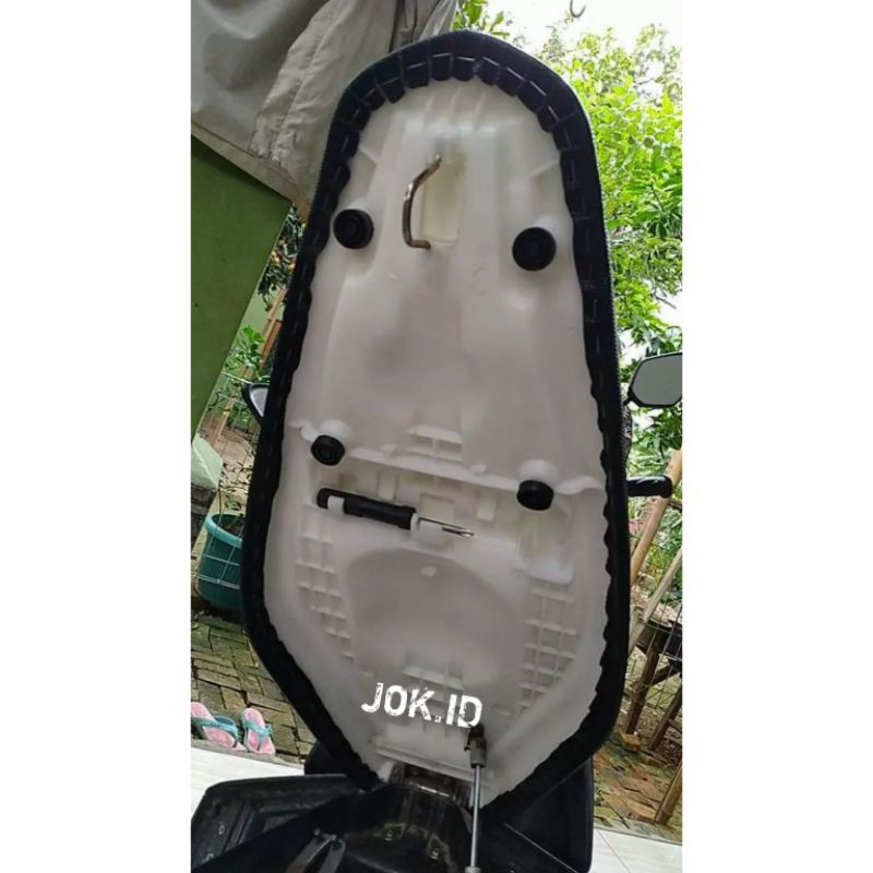 Jok Motor Xeon GT/Xeon RC Karbu Satu Jok Motor Yamaha Xeon