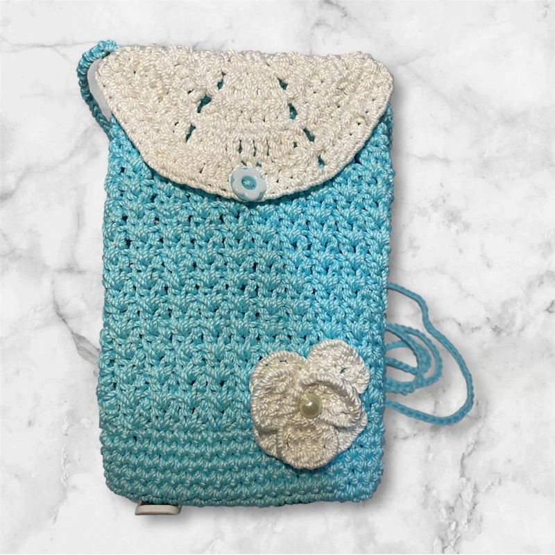 TAS HANDPONE /TAS RAJUT MINI /TAS MULTIFUNGSI ,WARNA BIRU BUNGA PUTIH RAJUT HANDMADE BERKUALITAS