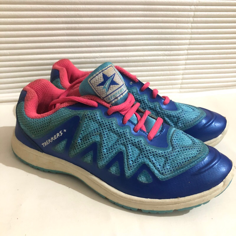 Sepatu Trekkers