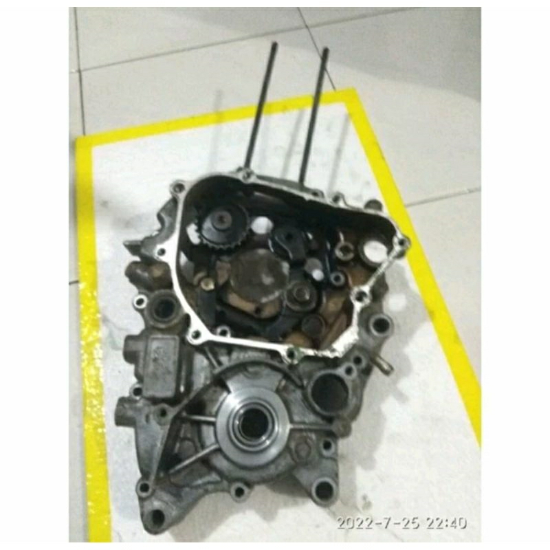 crankcase / krengkes blok mesin tengah kalter bagian kiri honda revo absolut / revo fit karbu / blad