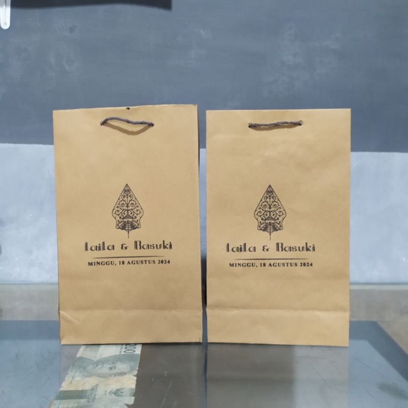 

Paper Bag Sovenir Pernikahan Sablon Murah UK. 15x10x25cm