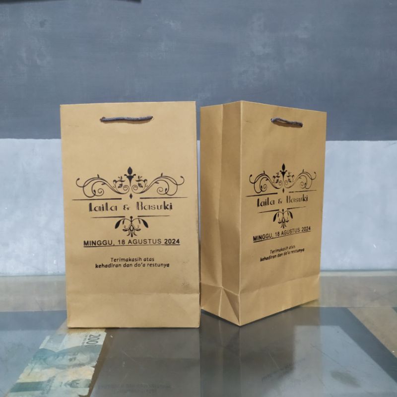 

Paper Bag Sovenir Pernikahan Sablon Murah UK. 15x10x25cm