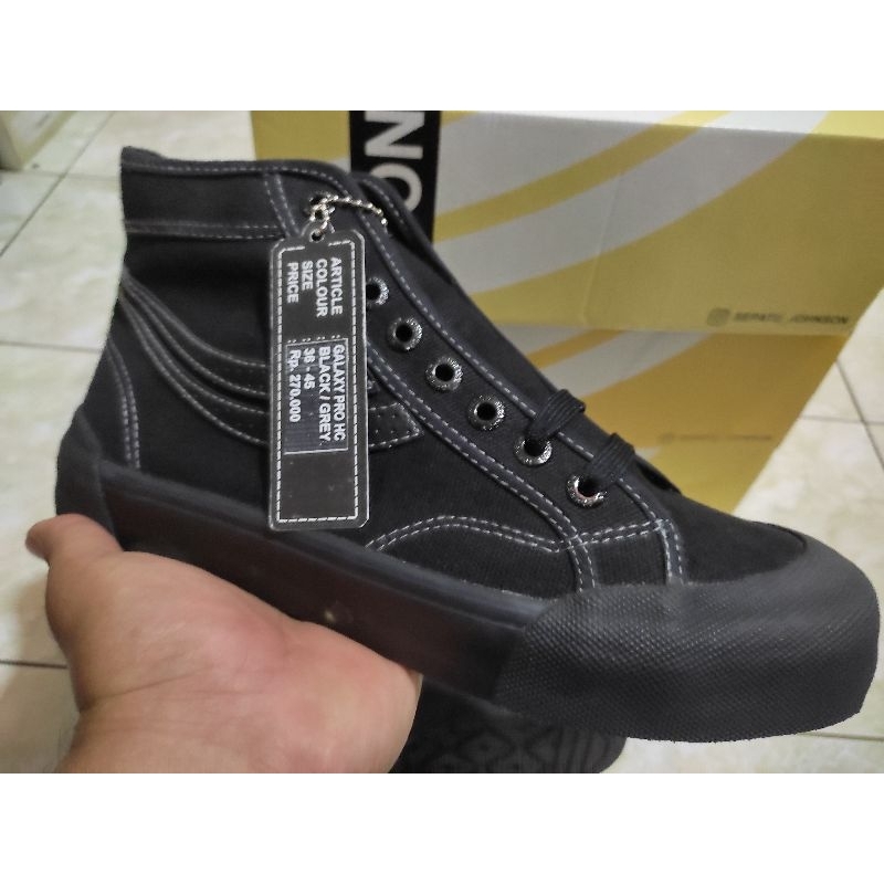 Sepatu Johnson black high cut