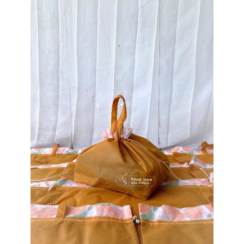 TAS KAIN SERUT | Tas kain kotak nasi model serut ukuran 22x22cm