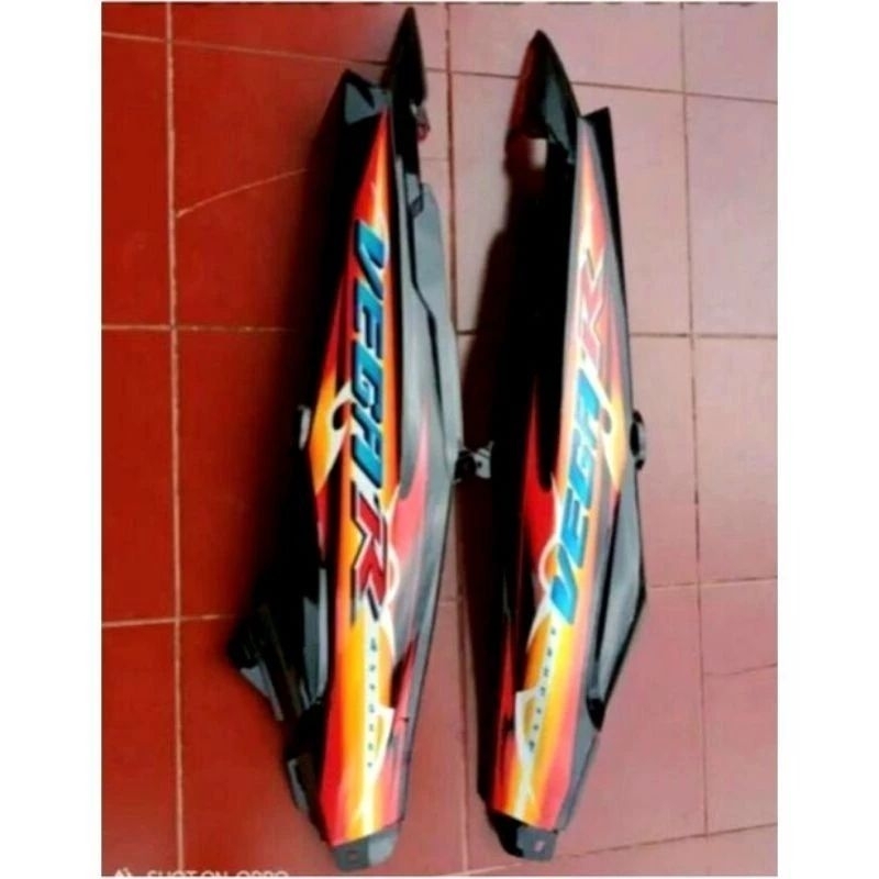 cover body belakang samping kanan kiri Yamaha vega r newMerah api tahun 2006-2008
