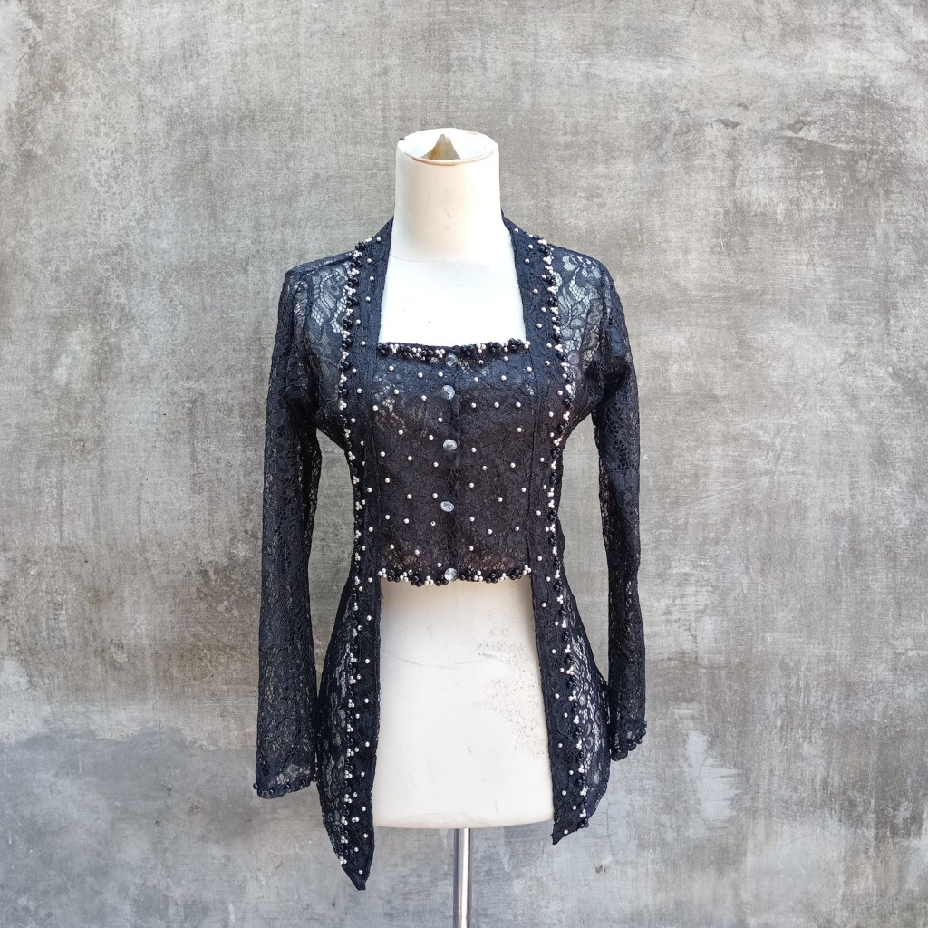 Kebaya Brokat Modern Kutu Baru Mutiara Kancing Tengah Hitam
