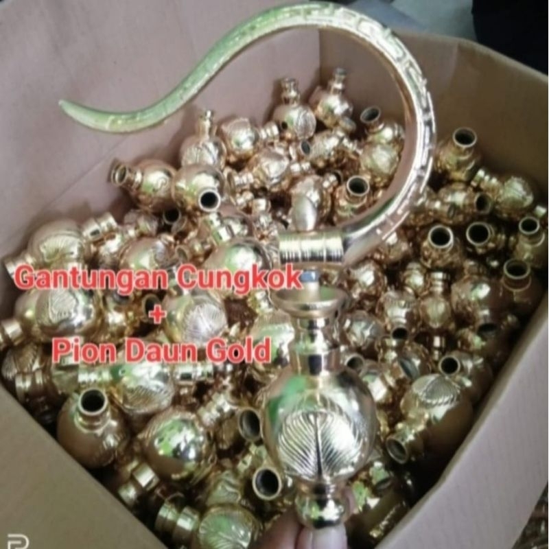 Gantungan cungkok + pion daun gold