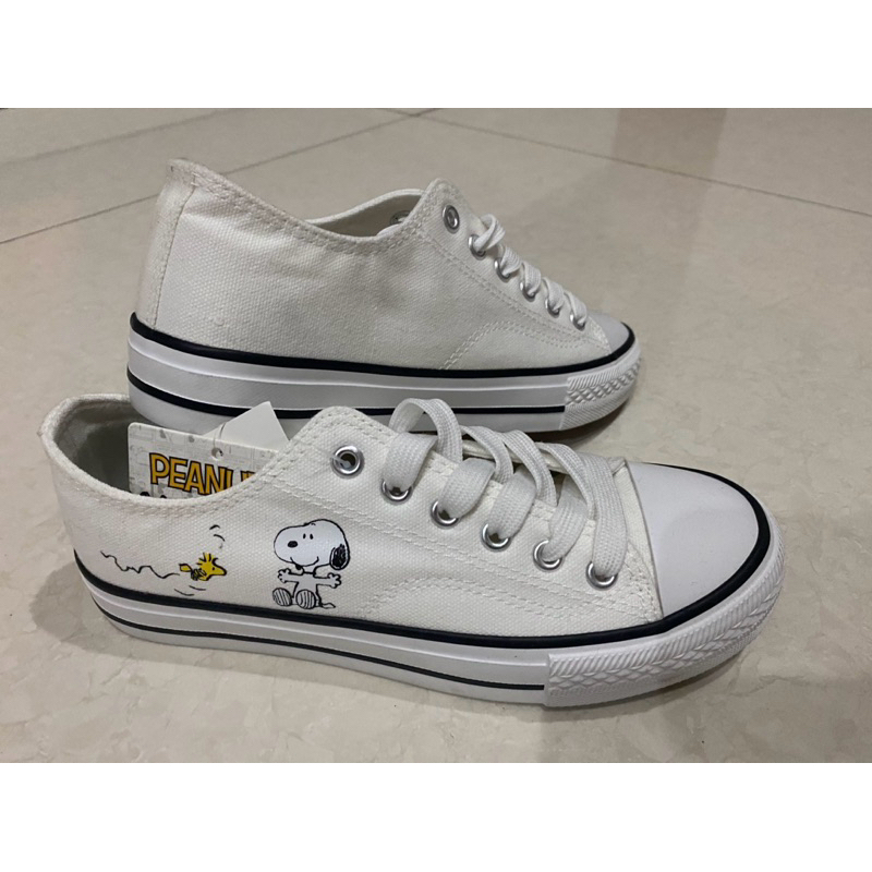 sepatu snoopy