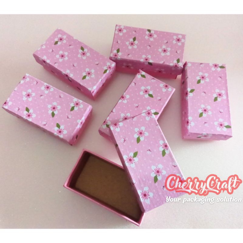

Box ukuran 9x5x3 cm kombinasi polos dan motif cantik