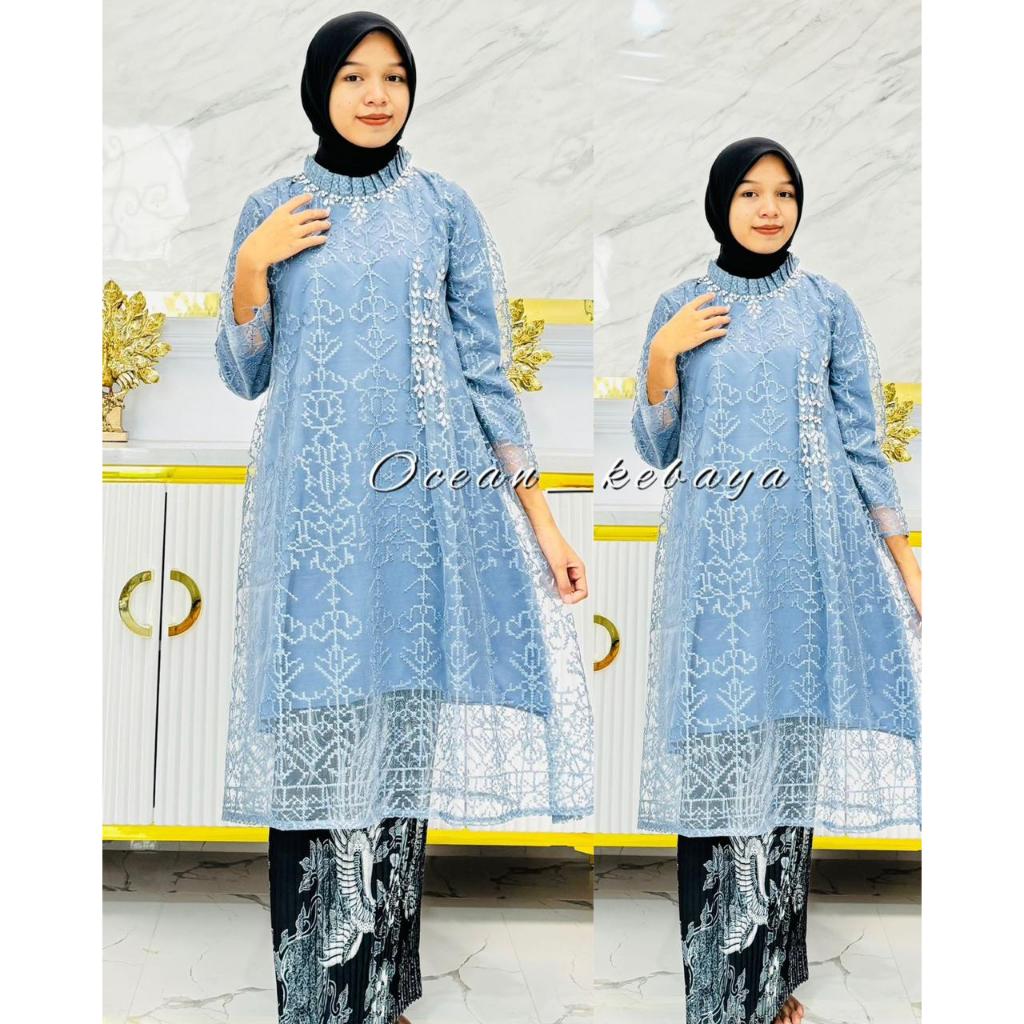 "Kebaya Tile Terlaris: Tampil Glamor dengan Gaya Tradisional"